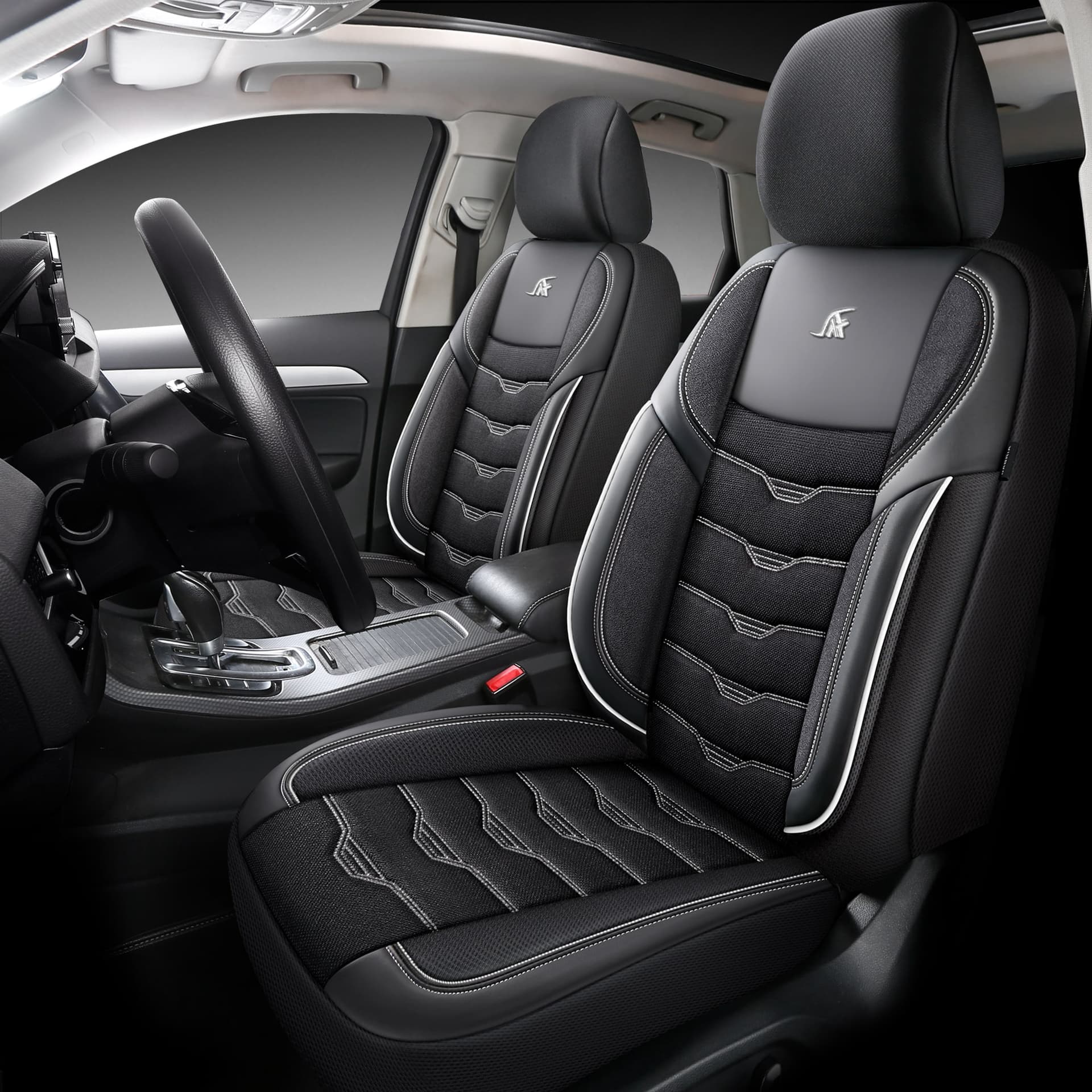Noir avec des coutures blanches