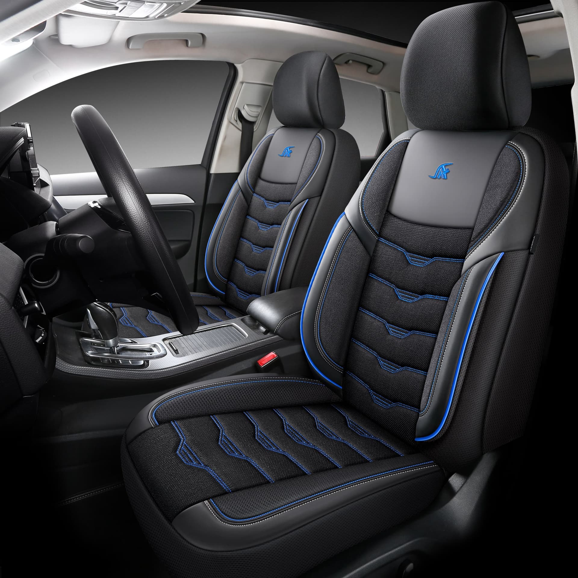 Noir avec des coutures bleues